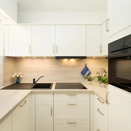 Miramar Westside Apartman *